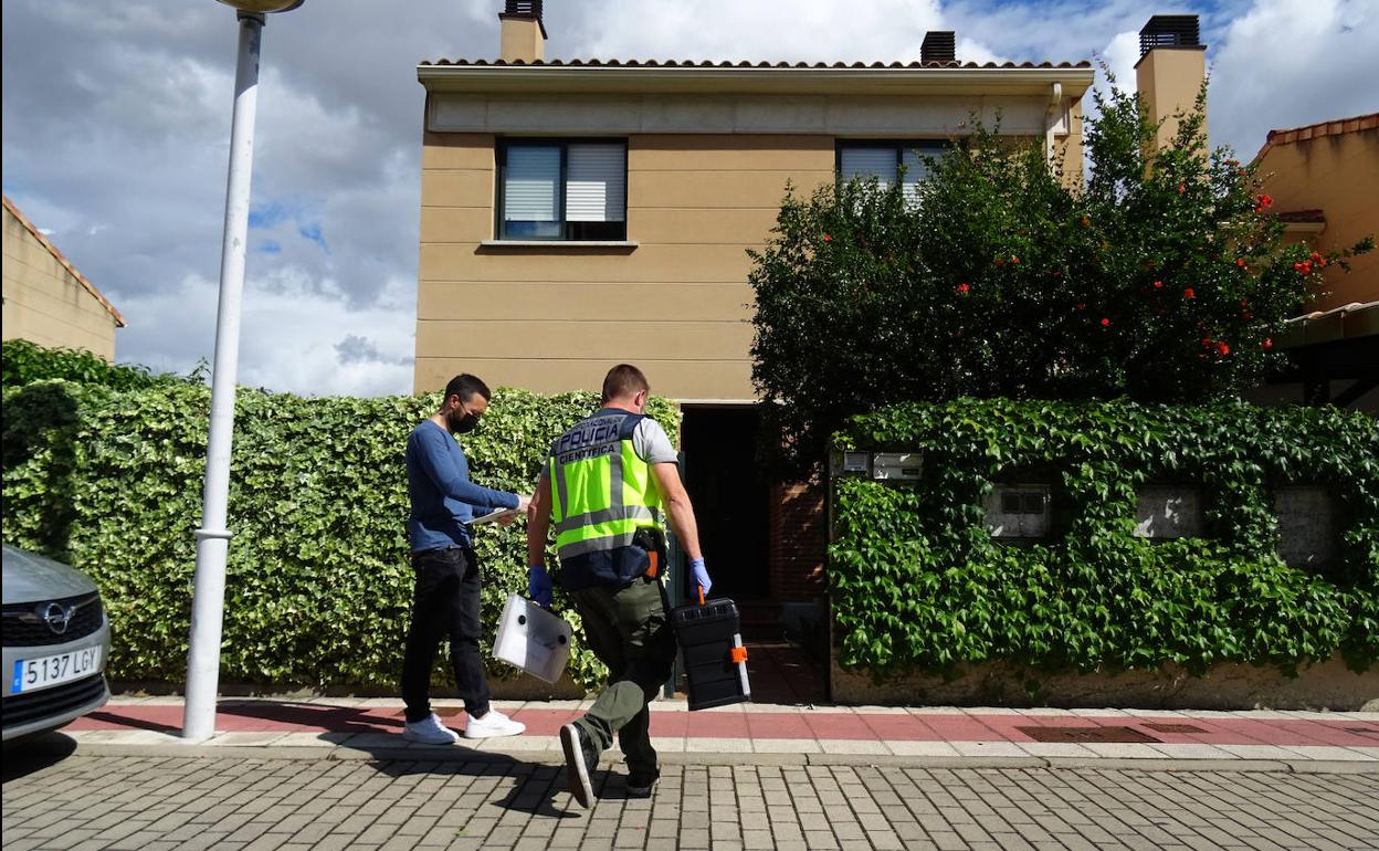 La Policía Científica accede a la vivienda de la calle Montreal el día del crimen.