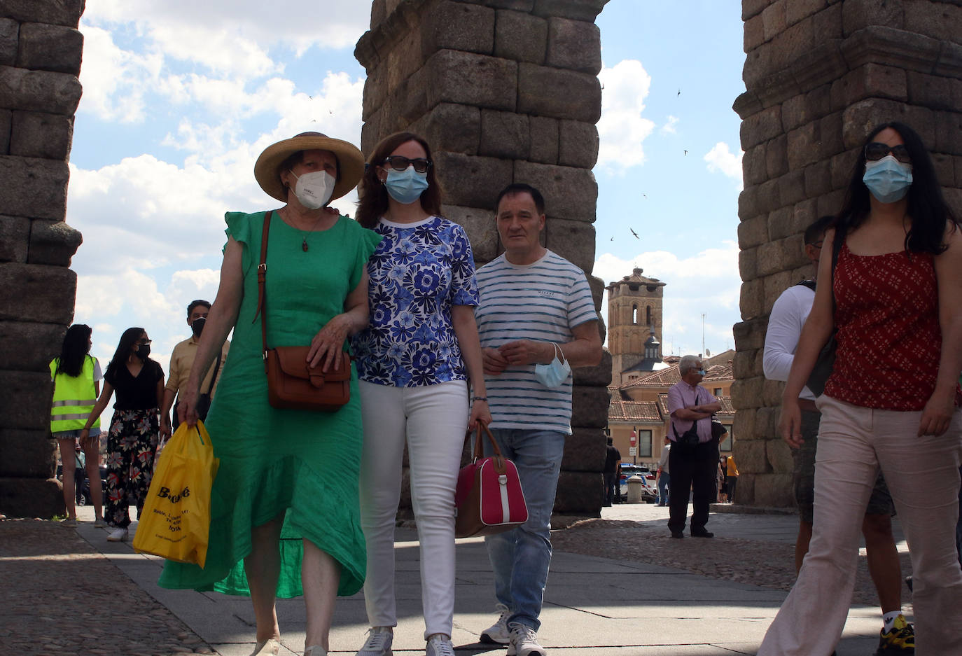 Primer día sin el uso de la mascarilla en exteriores por las calles de Segovia 