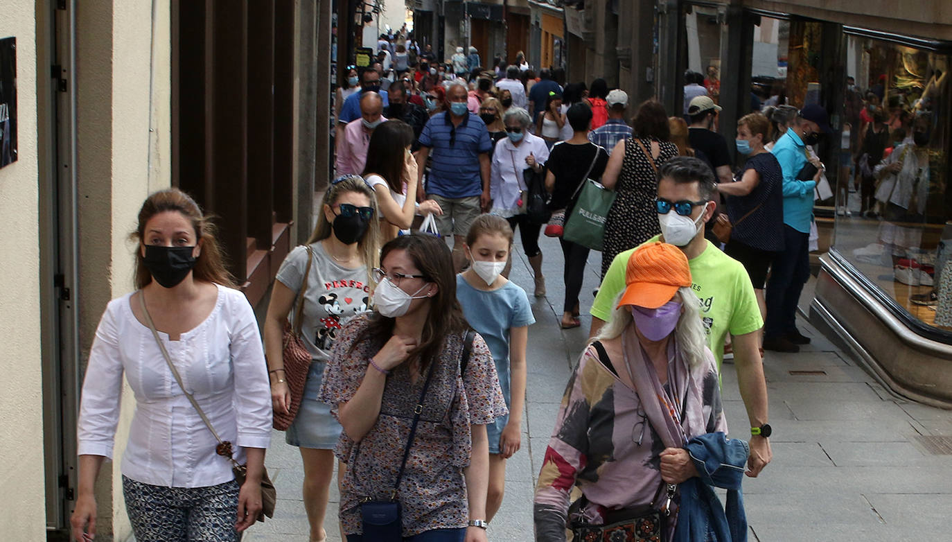 Primer día sin el uso de la mascarilla en exteriores por las calles de Segovia 