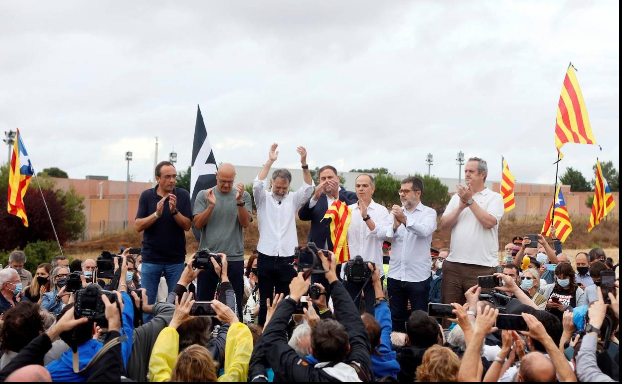 Los presos independentistas saludan a los simpatizantes a las puertas de la cárcel, este miércoles.