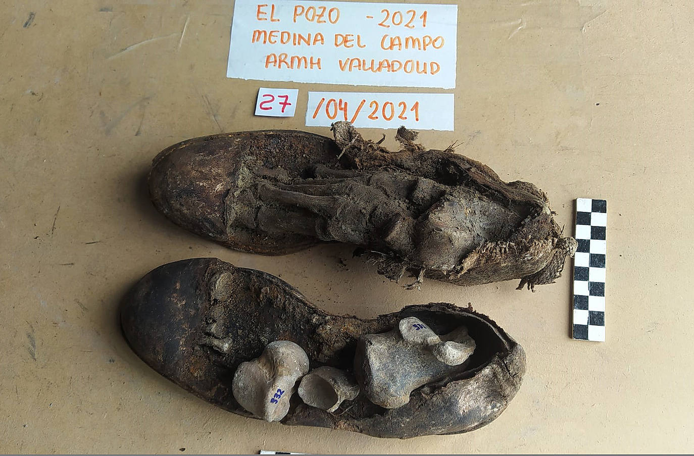 Fotos: Objetos hallados en el pozo de Medina del Campo del que se han rescatado treinta cuerpos de personas ejecutadas en la Guerra Civil