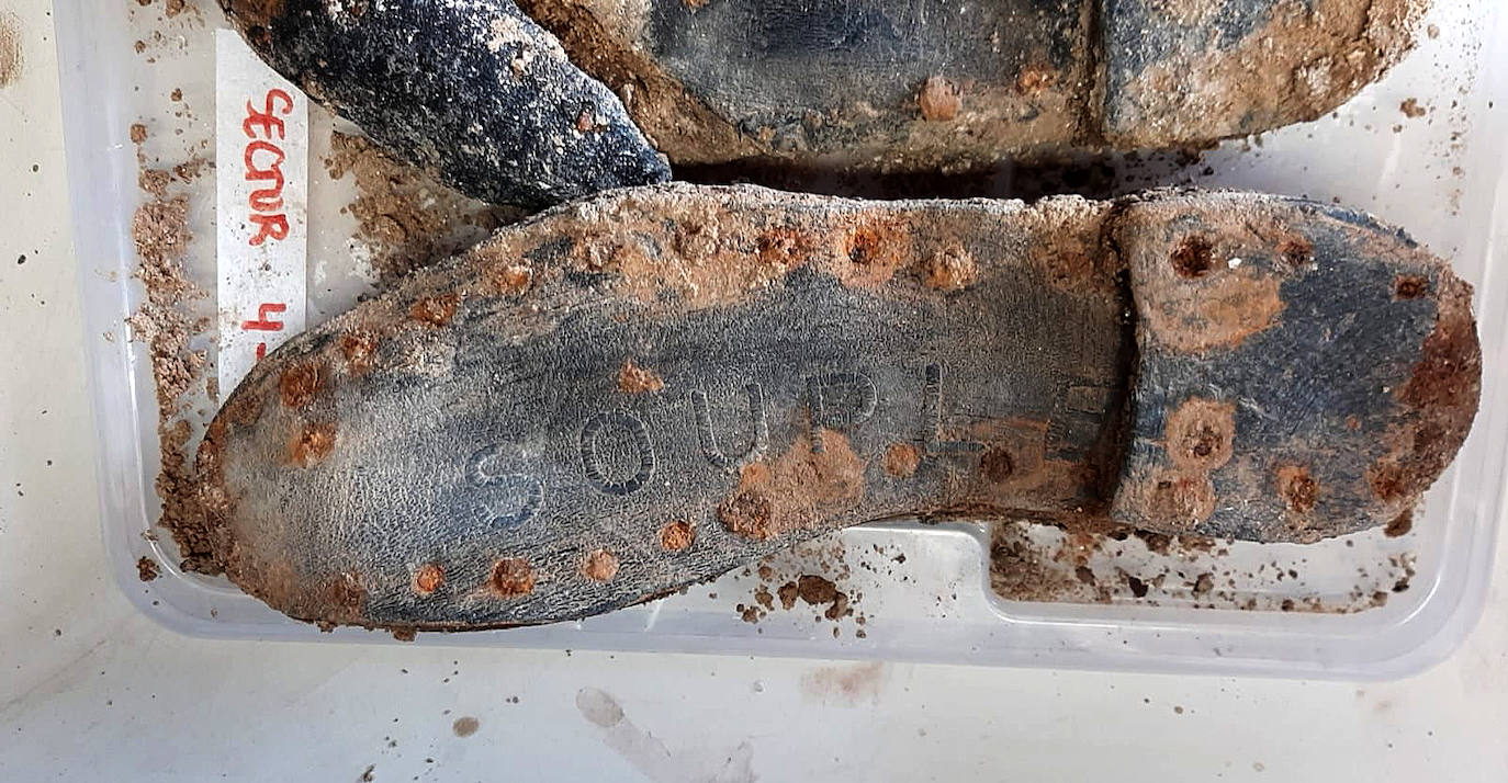 Fotos: Objetos hallados en el pozo de Medina del Campo del que se han rescatado treinta cuerpos de personas ejecutadas en la Guerra Civil