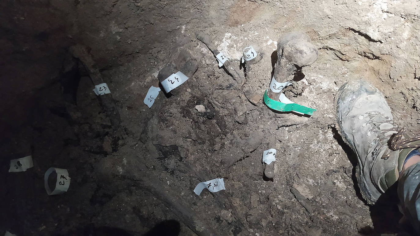 Fotos: Objetos hallados en el pozo de Medina del Campo del que se han rescatado treinta cuerpos de personas ejecutadas en la Guerra Civil