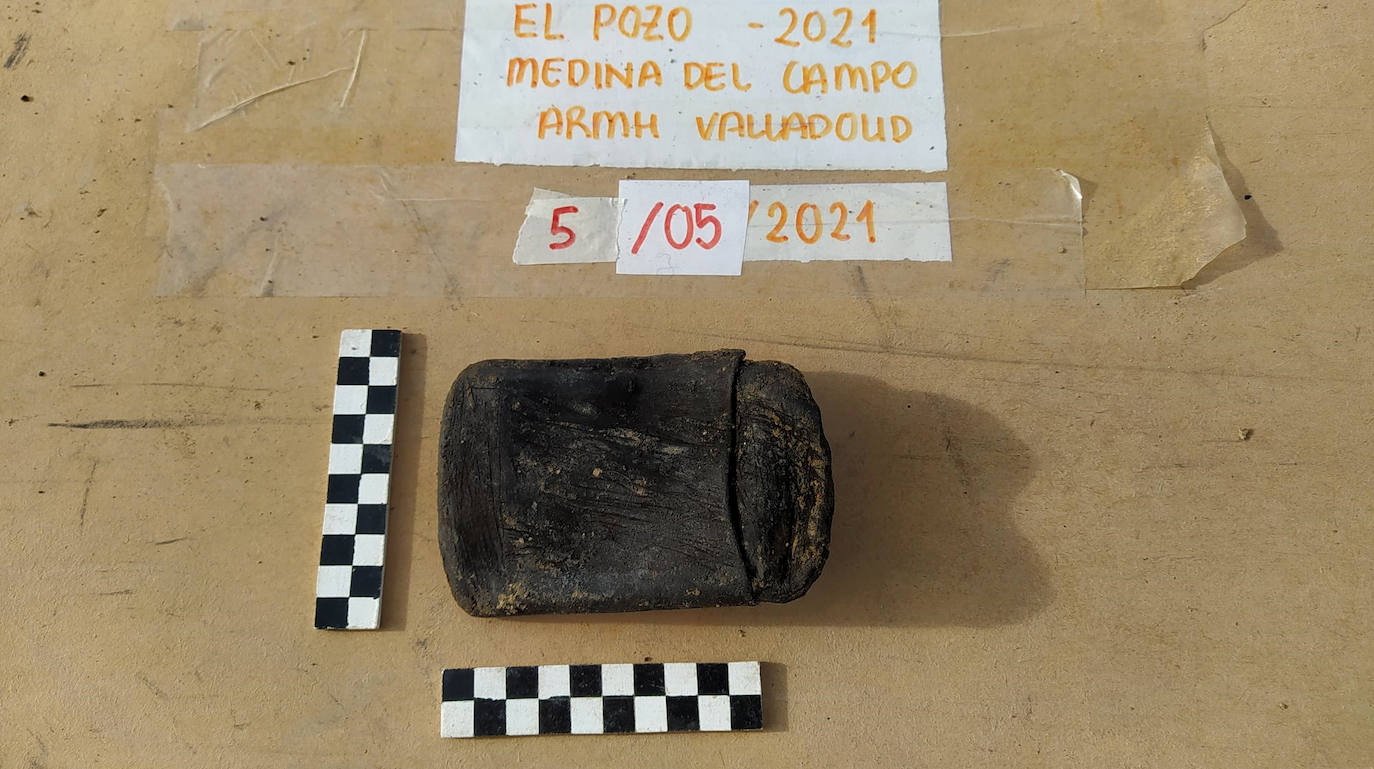 Fotos: Objetos hallados en el pozo de Medina del Campo del que se han rescatado treinta cuerpos de personas ejecutadas en la Guerra Civil