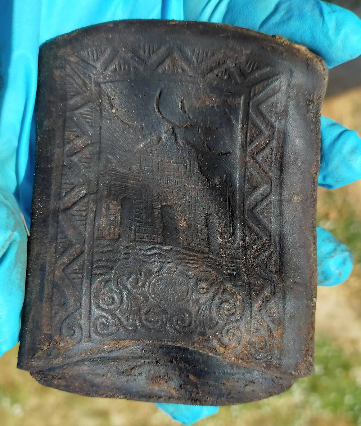 Fotos: Objetos hallados en el pozo de Medina del Campo del que se han rescatado treinta cuerpos de personas ejecutadas en la Guerra Civil