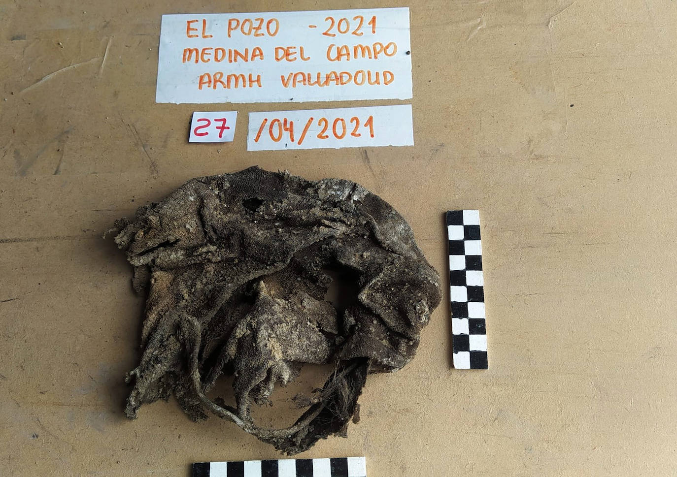 Fotos: Objetos hallados en el pozo de Medina del Campo del que se han rescatado treinta cuerpos de personas ejecutadas en la Guerra Civil