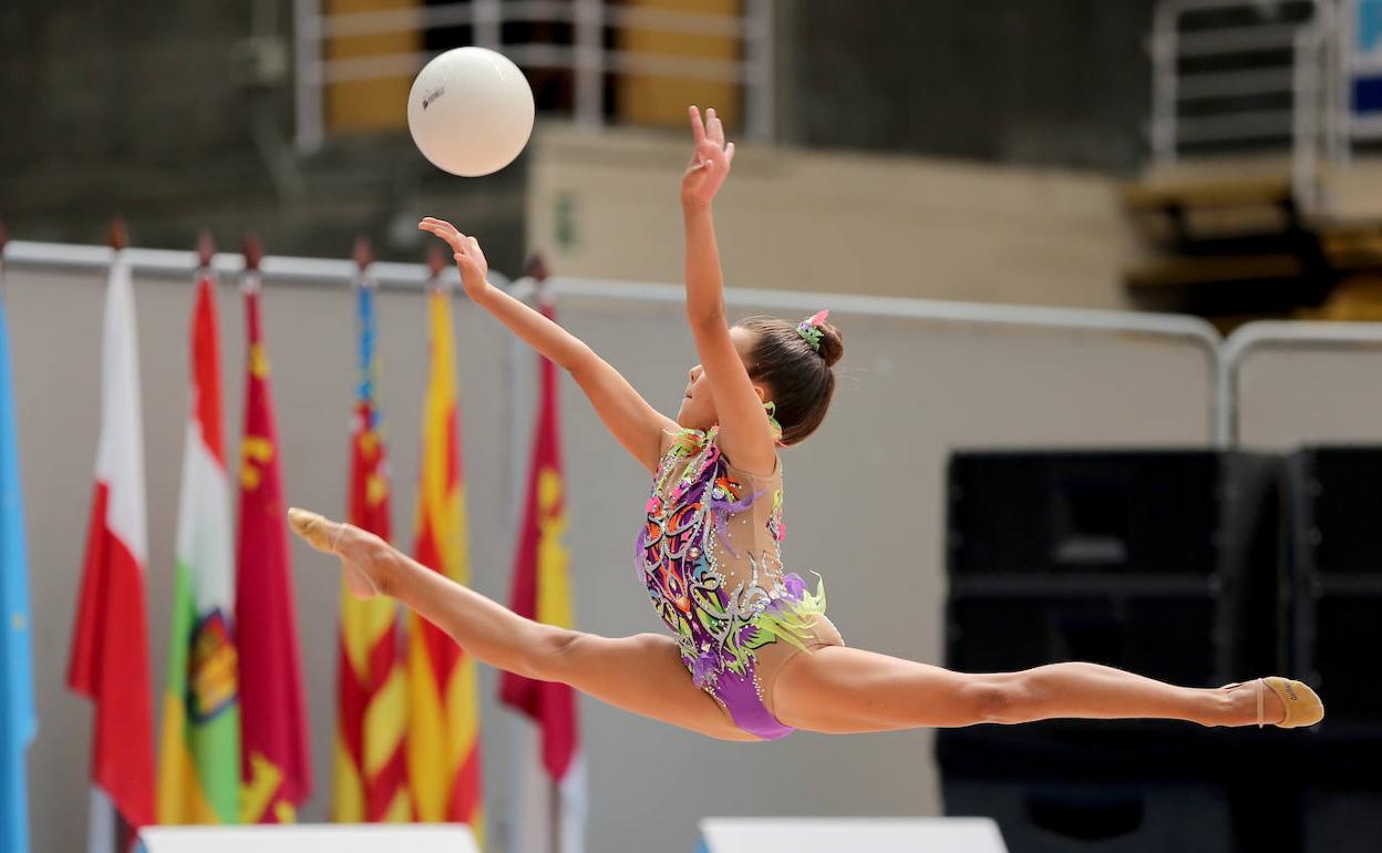 Mireia Cañellas, de categoría alevín, durante su ejercicio.