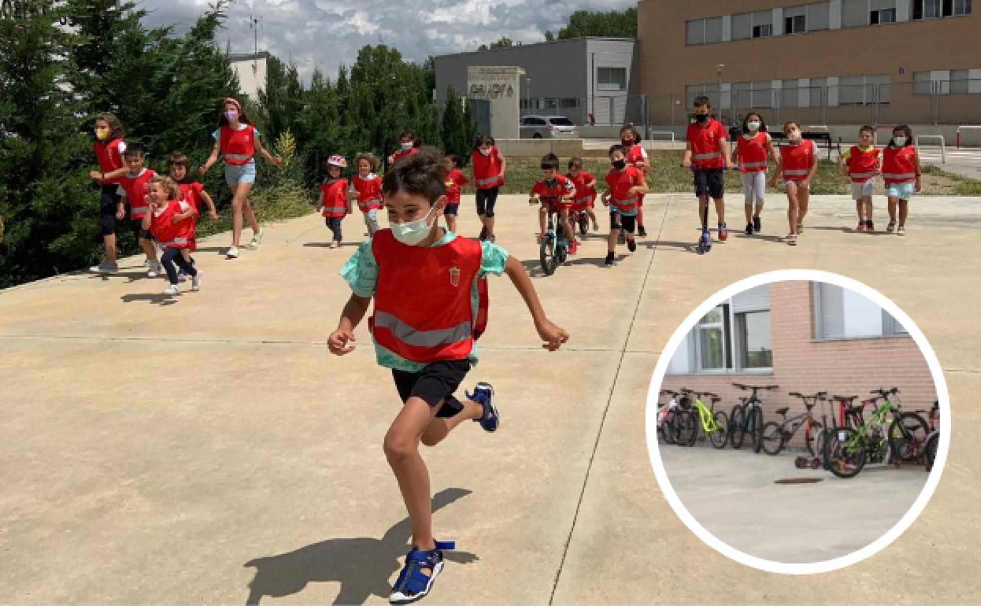 Los alumnos no van en coche al colegio. En pequeño, aparcamiento del centro.