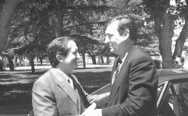 Juan José Lucas, presidente de Castilla y León de 1991 a 2001, y Juan José Laborda, cuando este presidía el Senado.