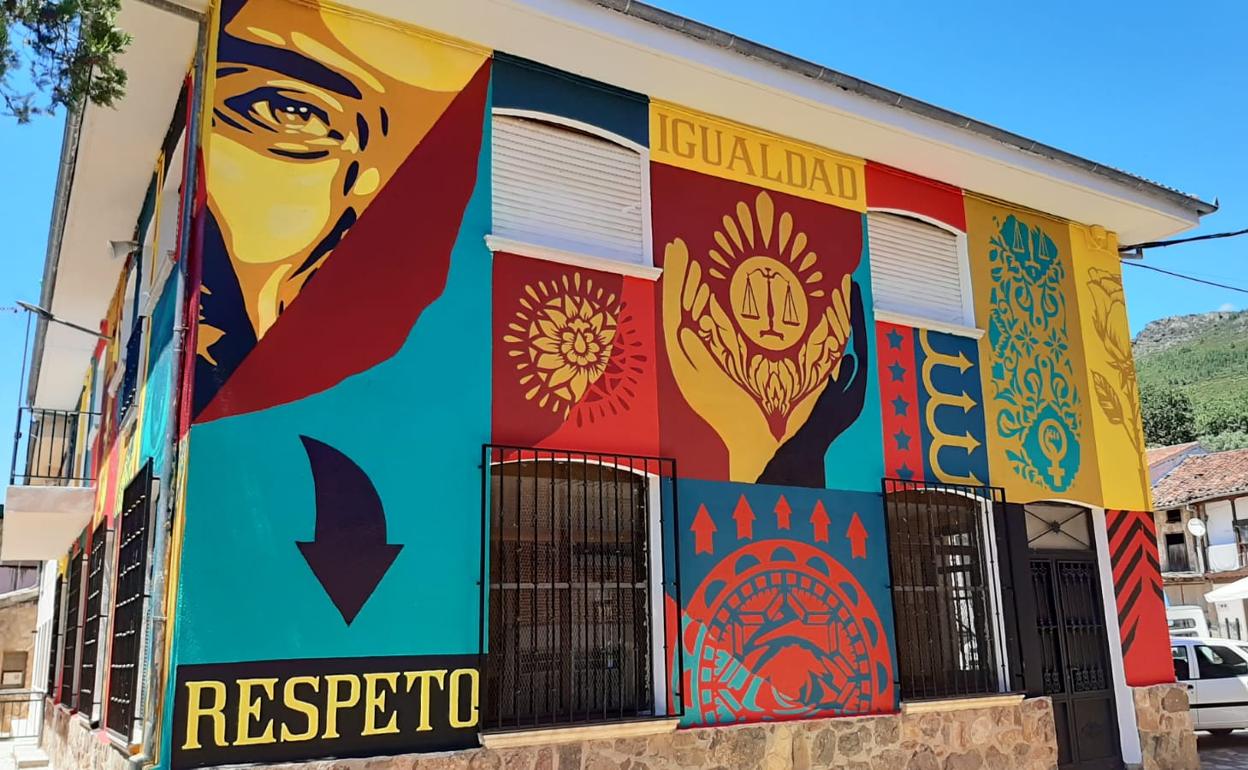 Una de las fachadas de la Casa Consistorial con el nuevo mural 