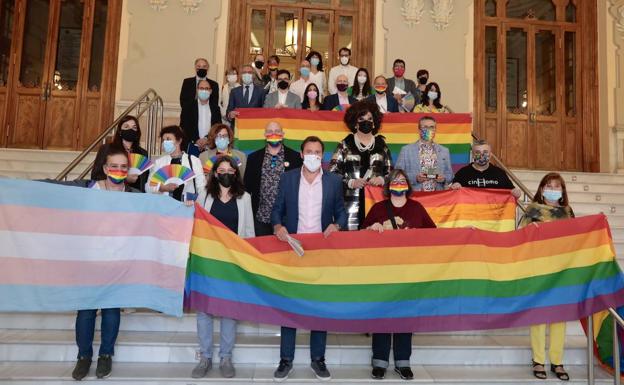 Participantes en el acto institucional organizado en el Ayuntamiento con motivo del día del orgullo LGTBI.