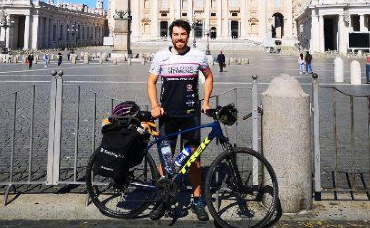 Daniel Gimeno, con su compañera de viaje, su bicileta. 