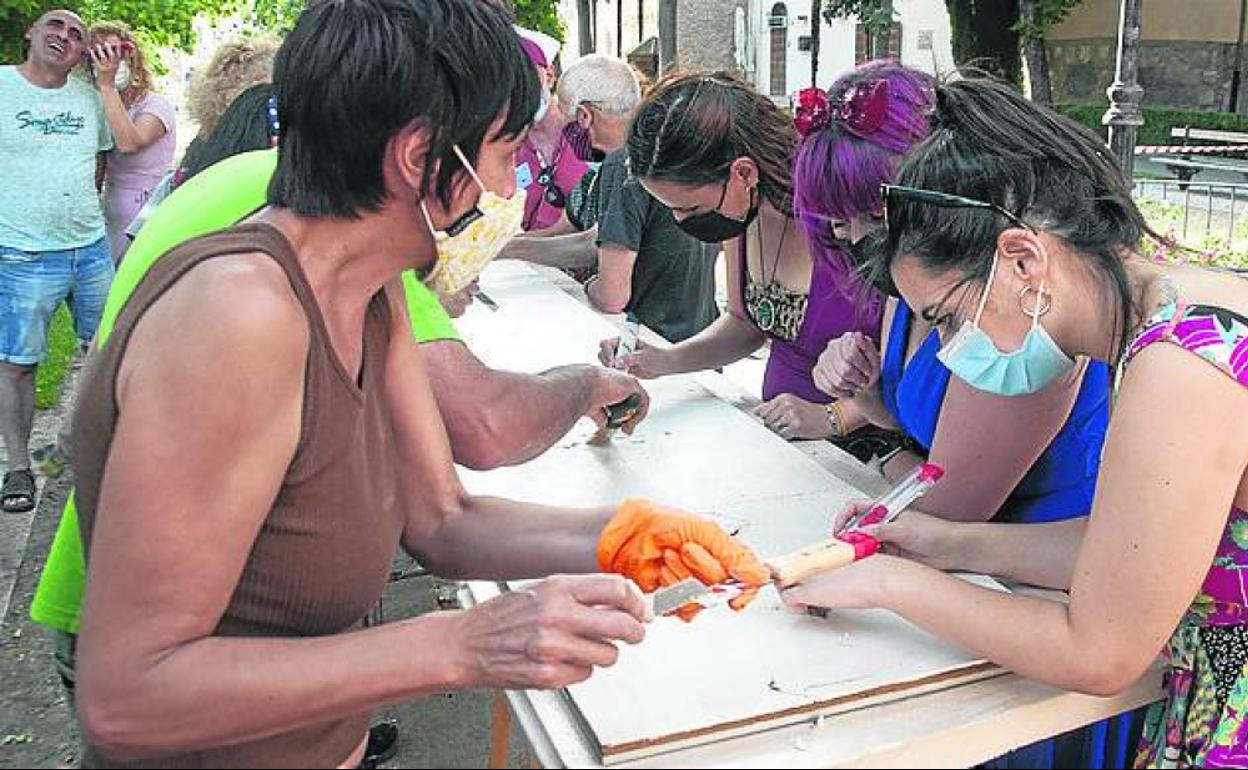 Participantes en la elaboración del mural. 