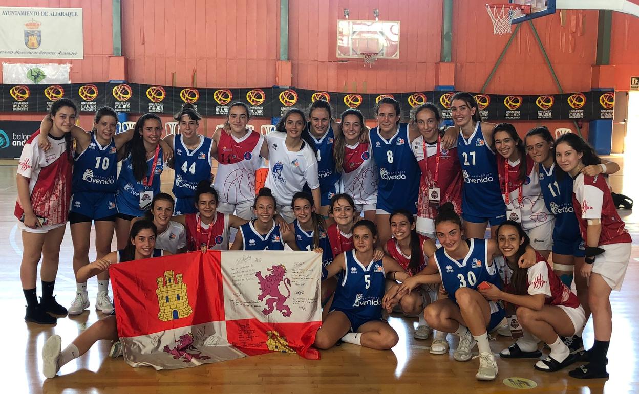 Las chicas de Avenida con las jugadoras del BF León a las que se medirán mañana..