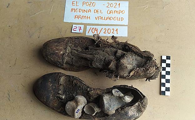 Imagen principal - Zapatos, restos de comida y una peineta hallados en el pozo de Medina del Campo.