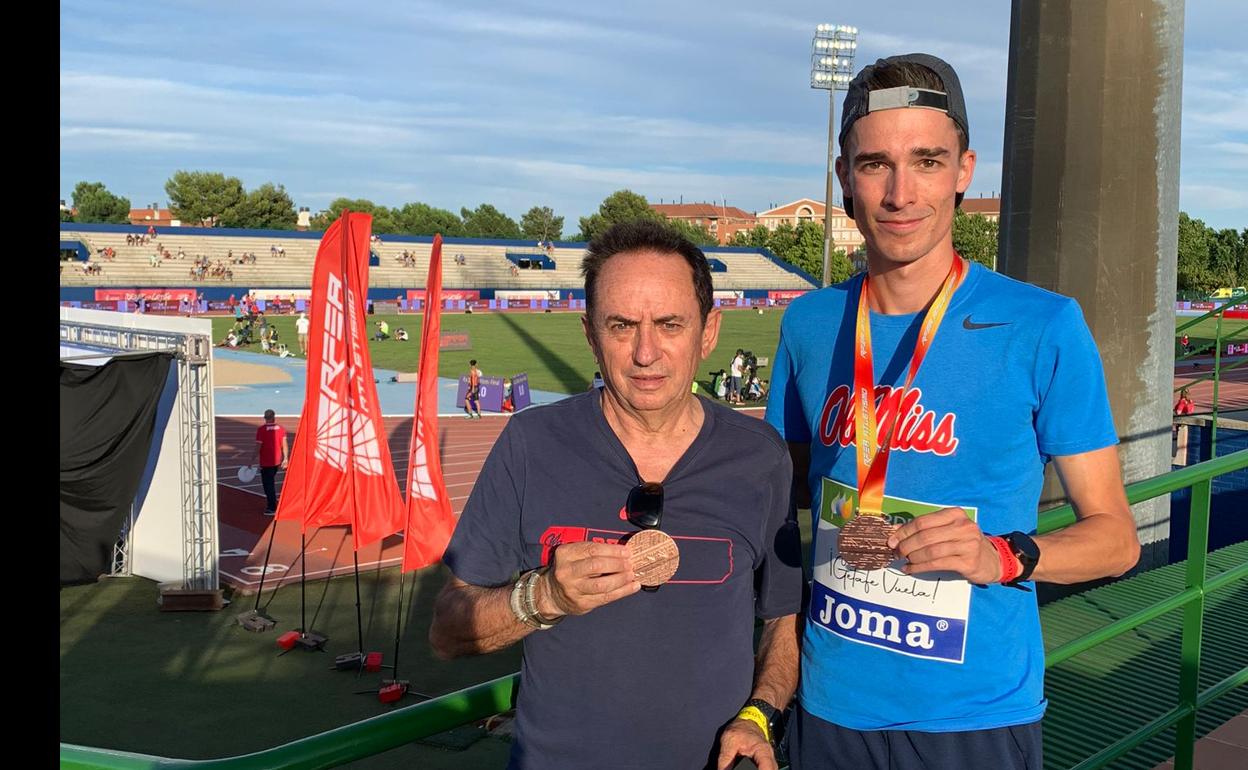 Marío García Romo, muestra la medalla del Campeonato de España junto a su entrenador Lucio Rodríguez