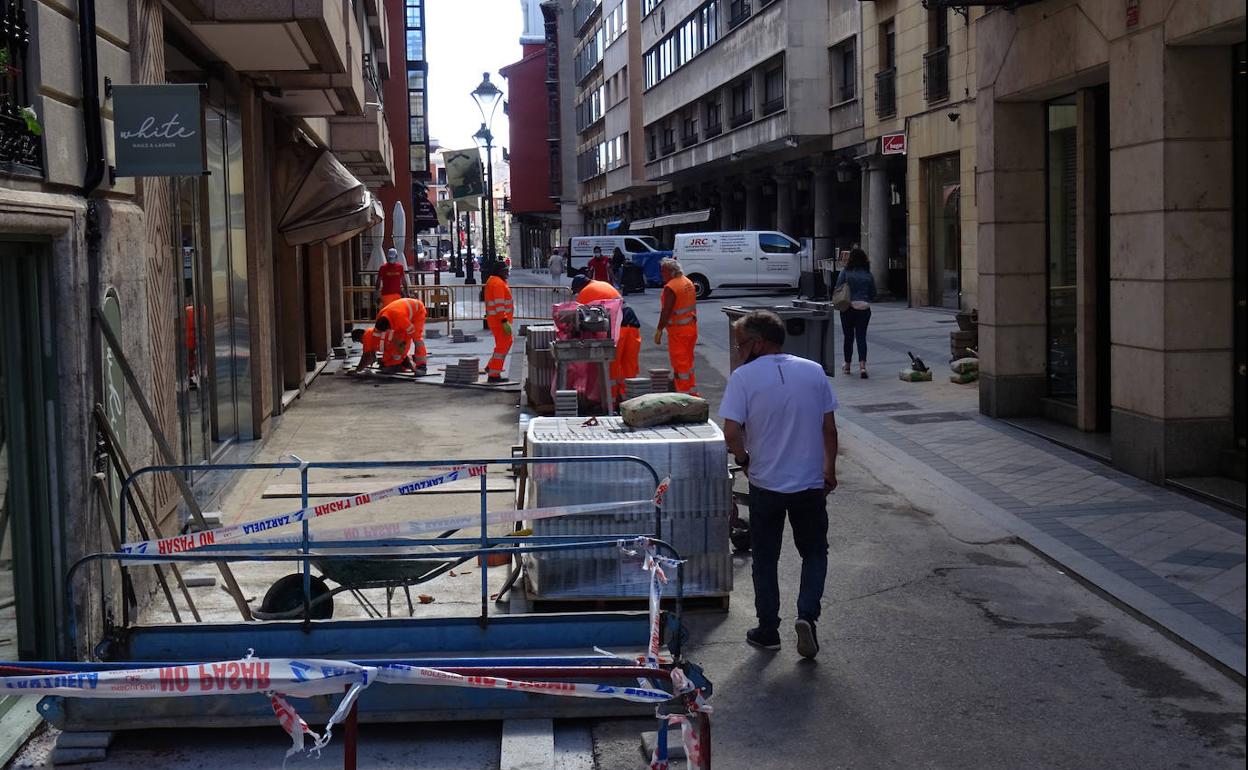 Renovación del adoquinado de las aceras en la calle Pasión.