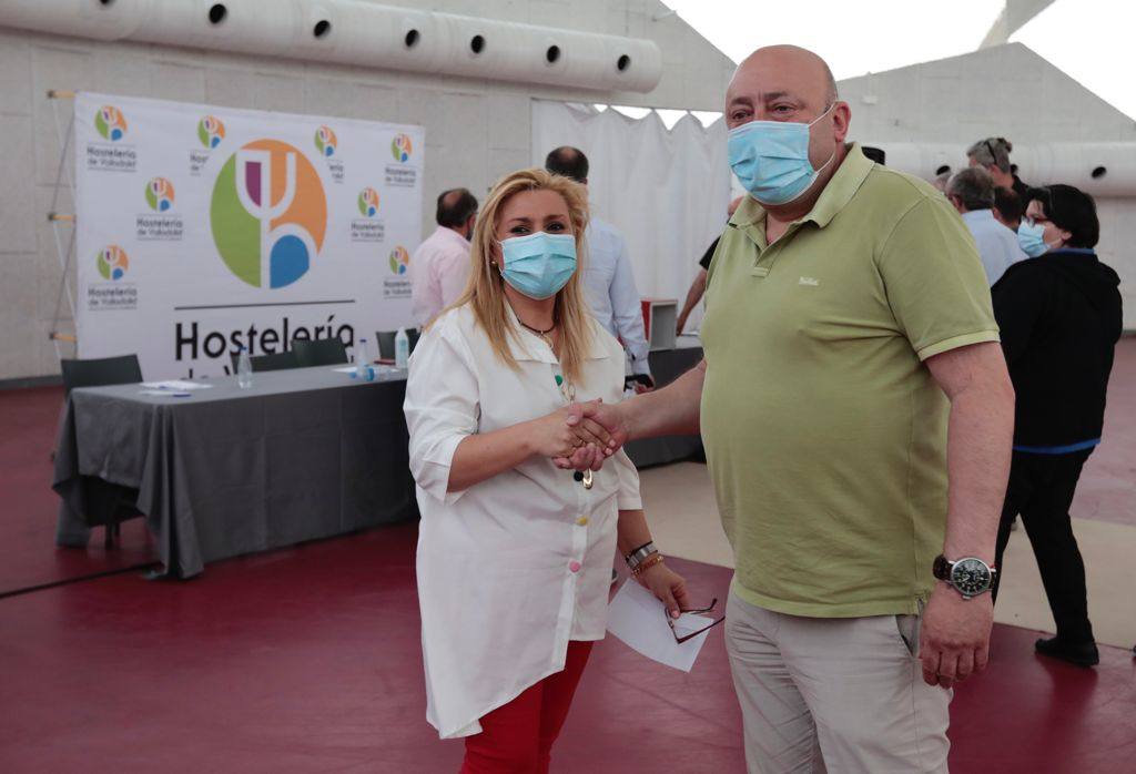 Jaime Hernández recibe la felicitación de Lola Paunero en la jornada de votaciones.. 