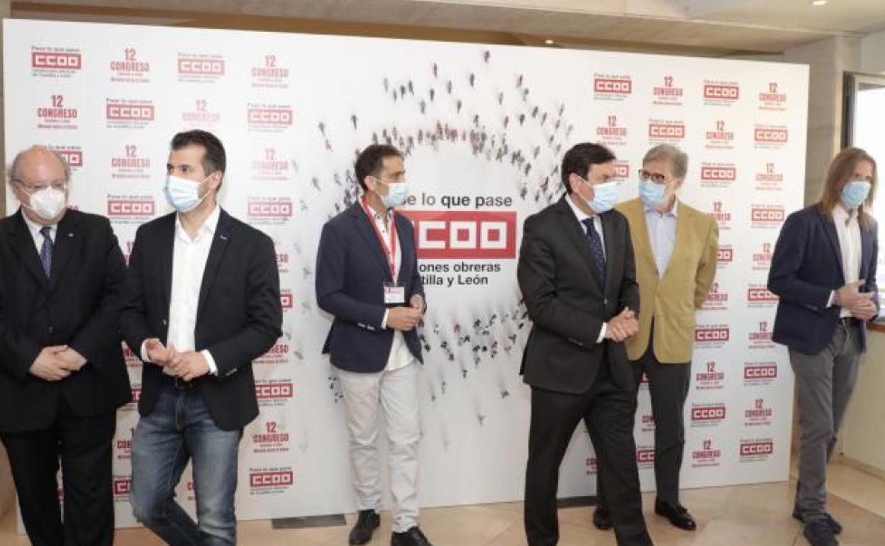 Vicente Andrés (c), minutos antes de iniciarse el congreso regional de CC OO junto a algunos de los invitados.