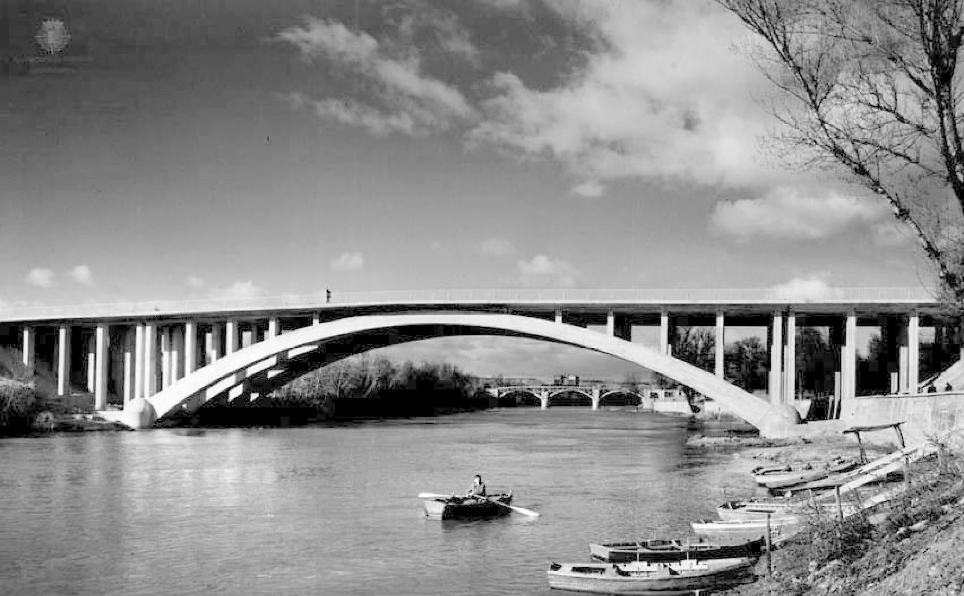 El Pisuerga, con barcas, a la altura del Puente de Isabel la Católica en los años 50.