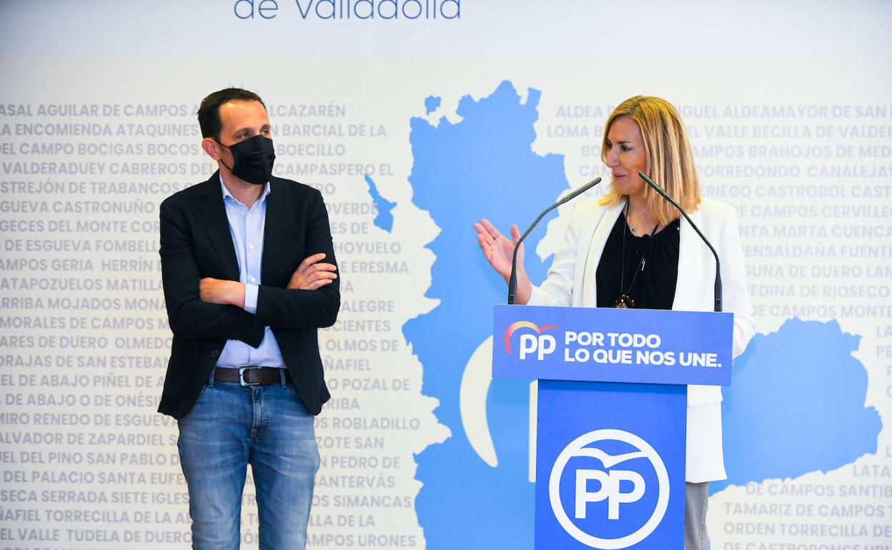 Ana Beltrán, con Conrado Íscar a su derecha, durante la comparecencia tras la reunión con la Ejecutiva provincial del partido. 