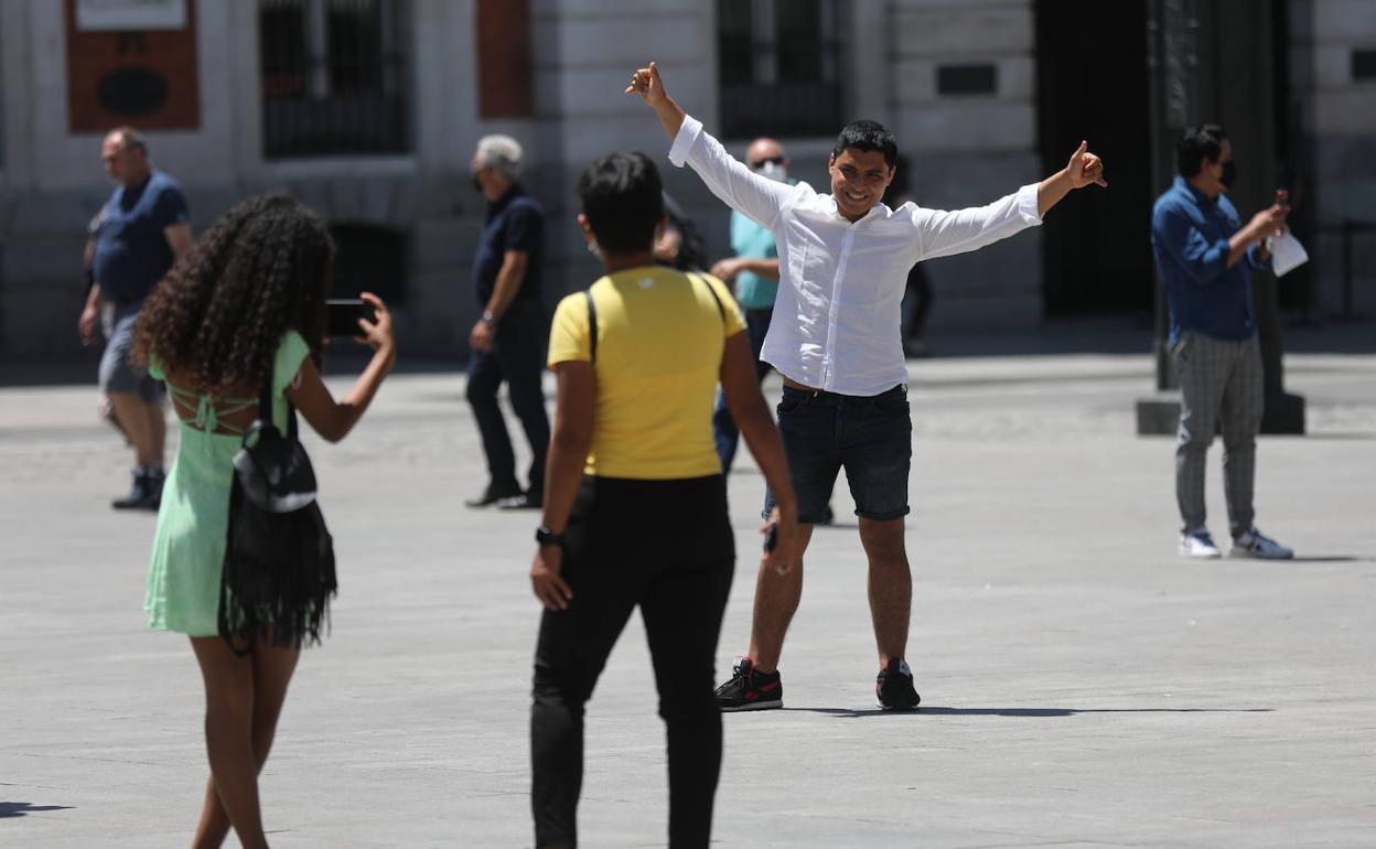 Un joven se fotografía sin mascarilla este lunes en Madrid 