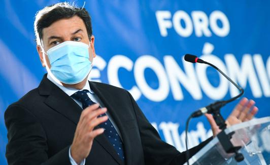 El consejero de Economía y Hacienda, Carlos Fernández Carriedo, en el foro.