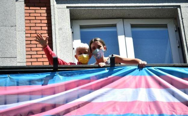 Irene Montero cuelga la bandera trans en la fachada del Ministerio de Igualdad. 