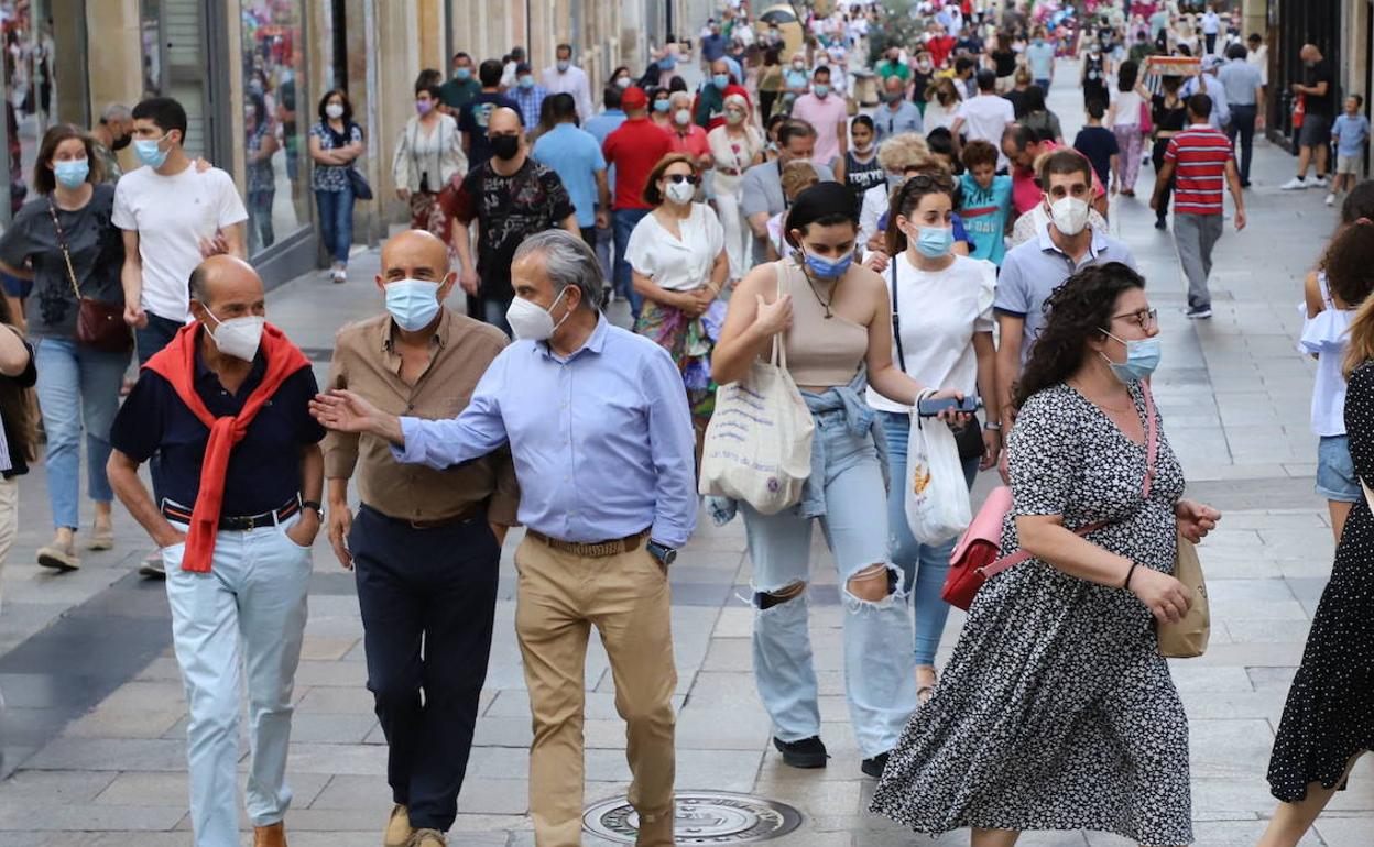 Una de las calles del centro de Salamanca, durante la primera jornada sin obligatoriedad del uso de las mascarillas en exteriores.