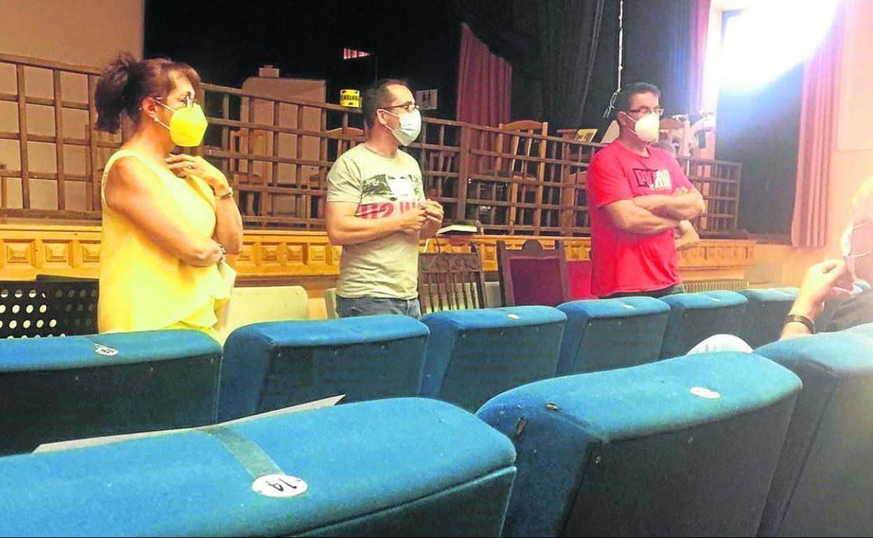 Integrantes de la nueva plataforma, durante la reunión en Carbonero el Mayor. 