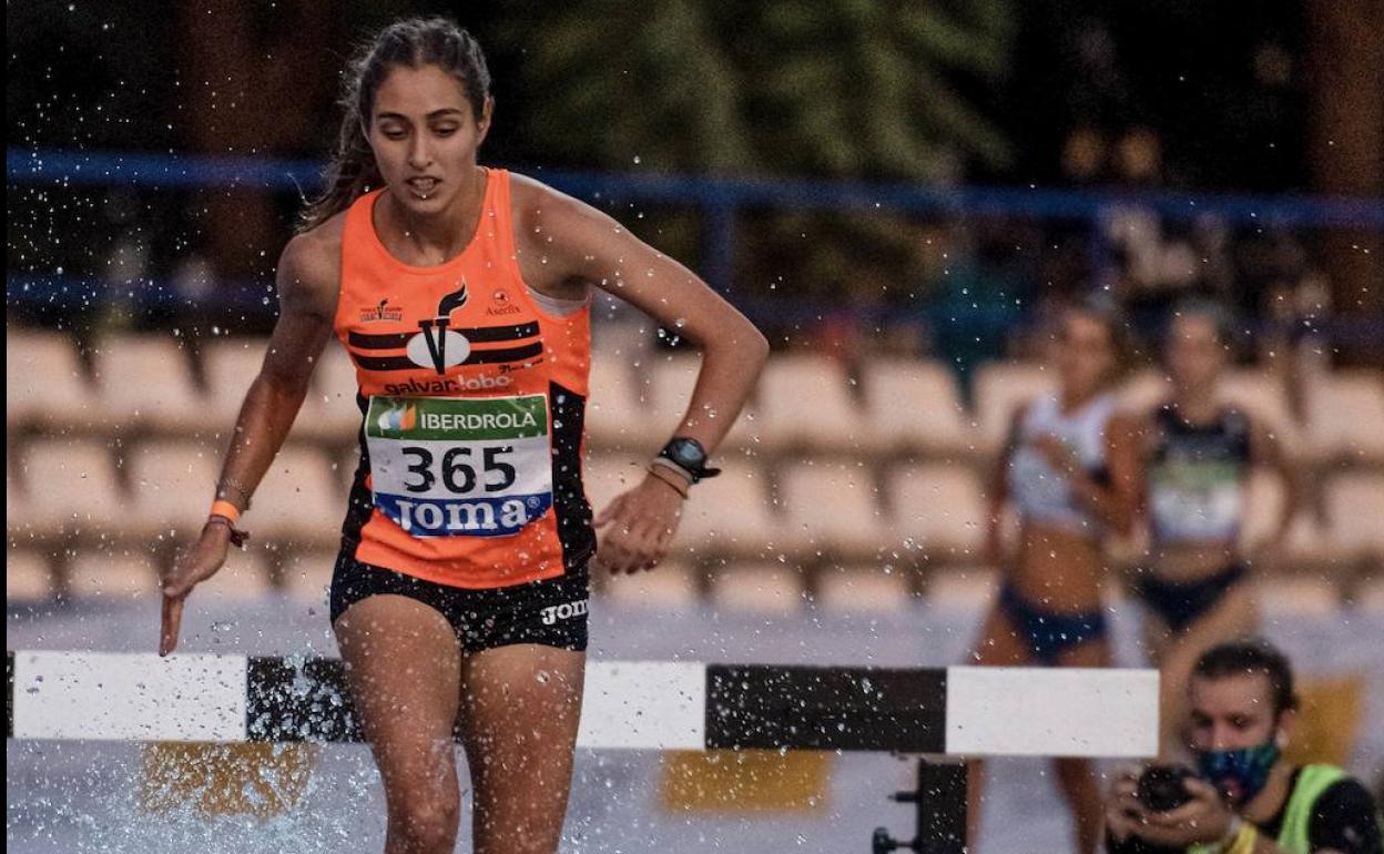 Carmen Viciosa, en plena prueba de obstáculos. 