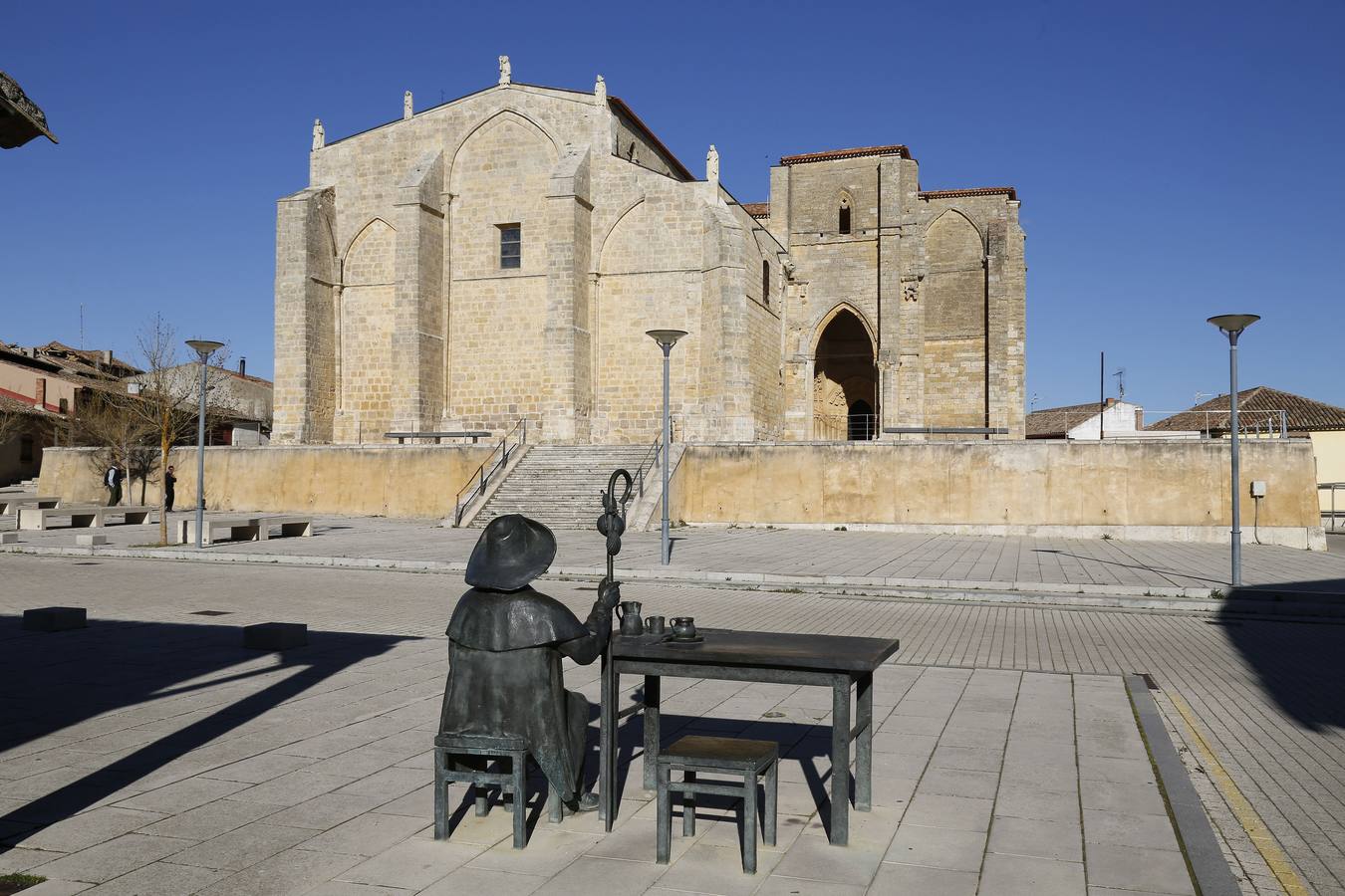 Es Villasirga lugar de Templarios, quienes legaron a la villa alcazareña la imponente iglesia de Santa María la Blanca, una estimable herencia que sorprende a visitantes y peregrinos.