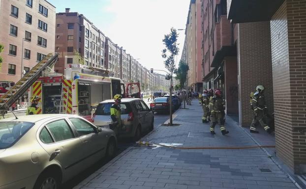 Un fuego en el toldo de un restaurante de Parquesol obliga a actuar a los Bomberos