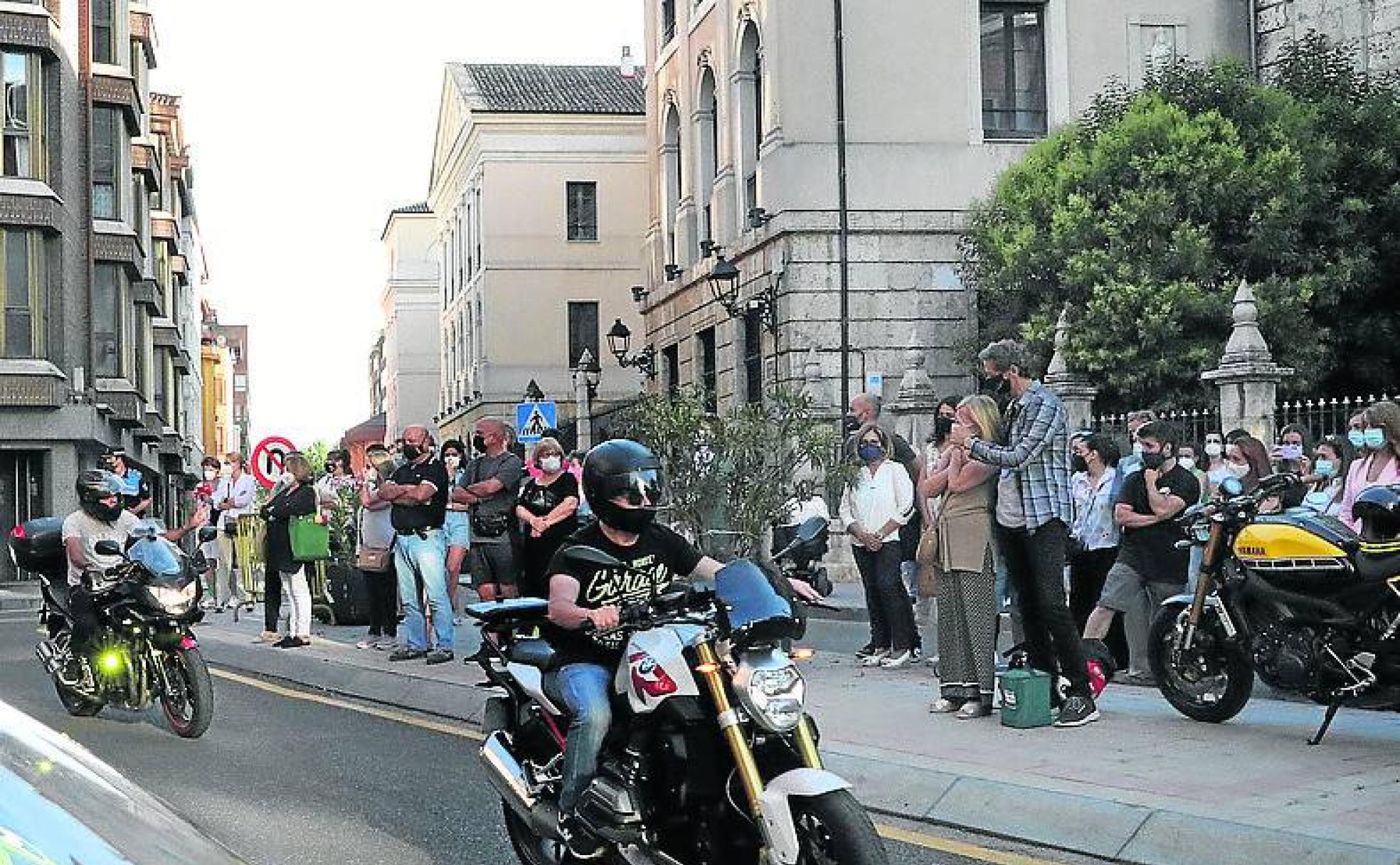 Homenaje a Luis Pablo Espeso, con los padres del fallecido en el centro.