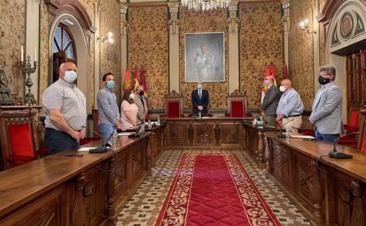 Instante del minuto de silencio en el Palacio de la Salina