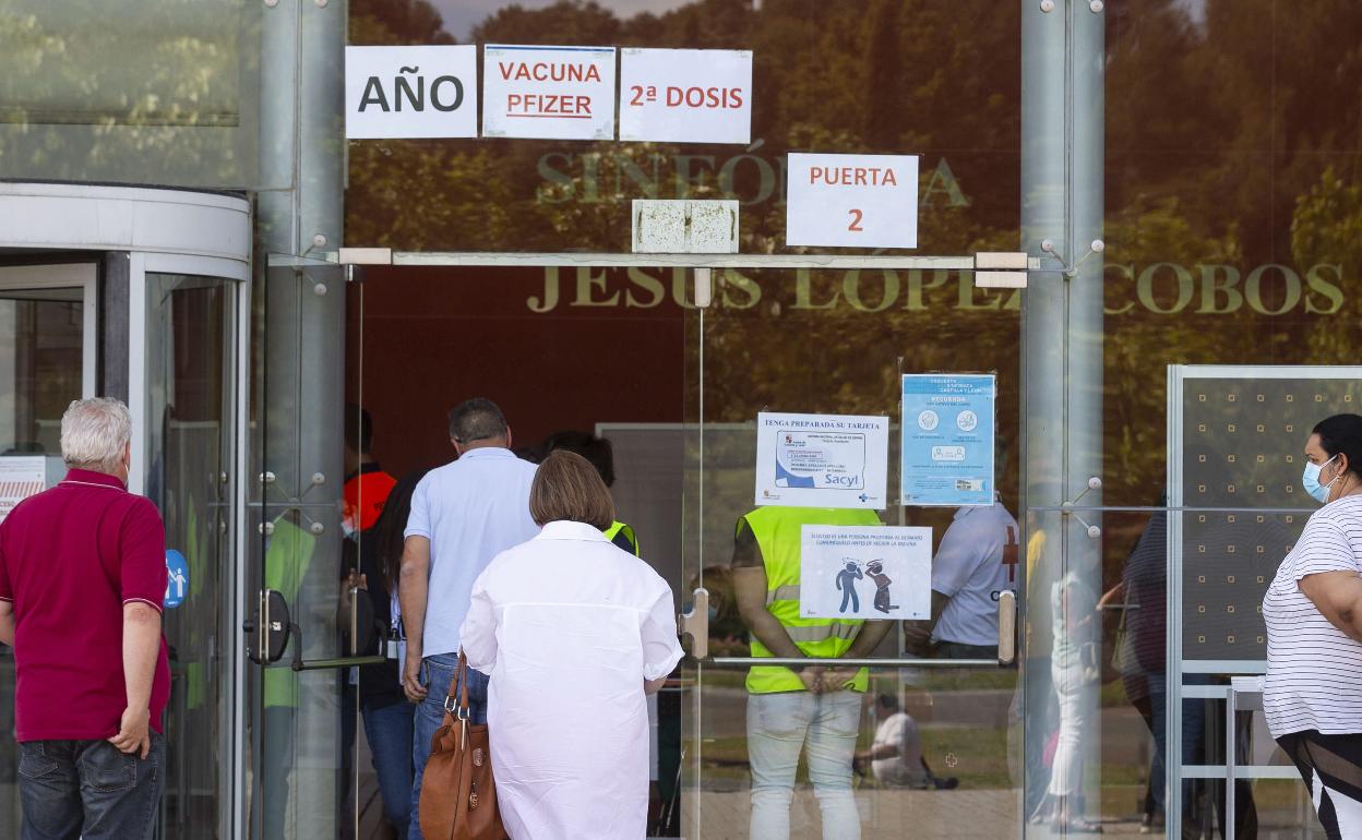 Entrada para recibir la vacuna de Pfizer en el Centro Cultural Miguel Delibes, de Valladolid.