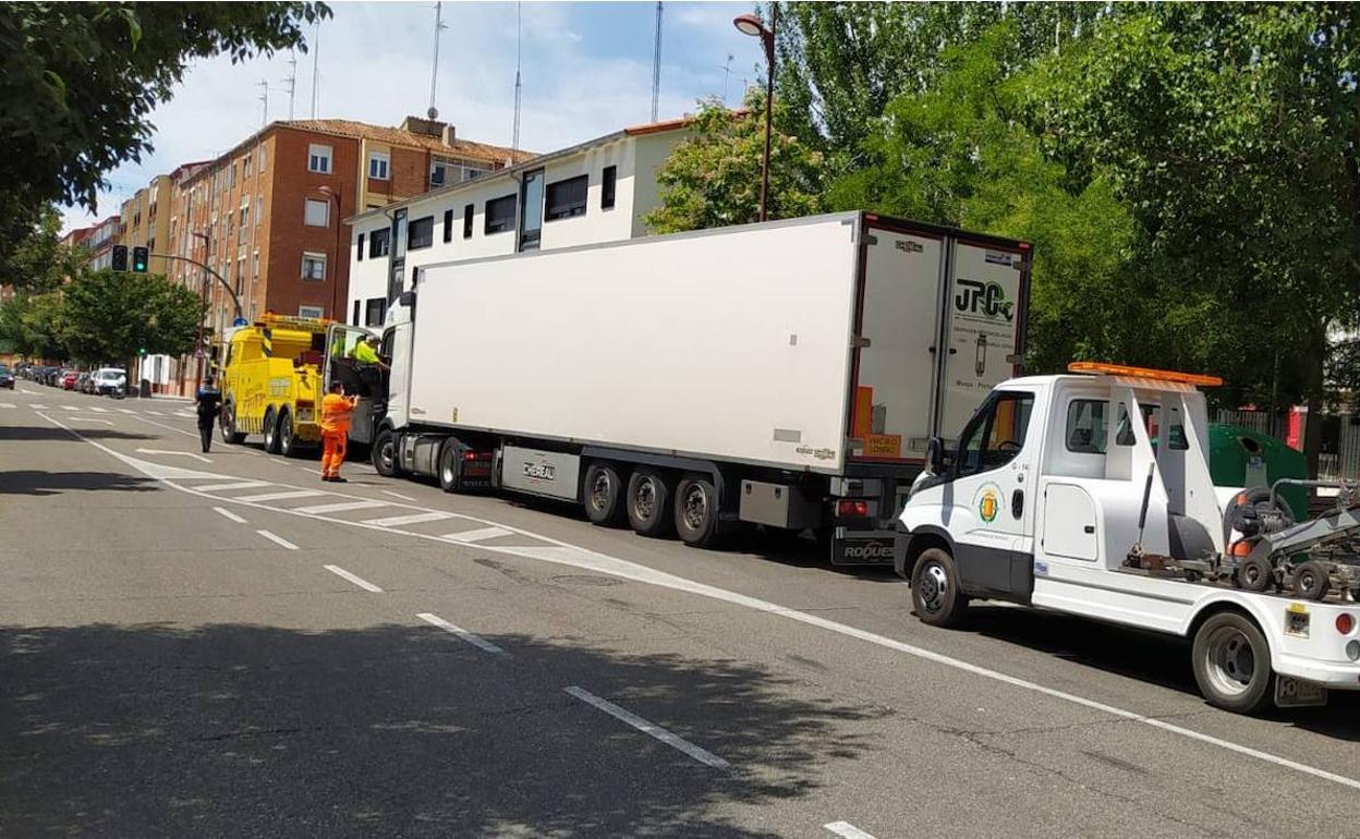 Imagen del camión parado en la mitad de la calle Cigüeña.