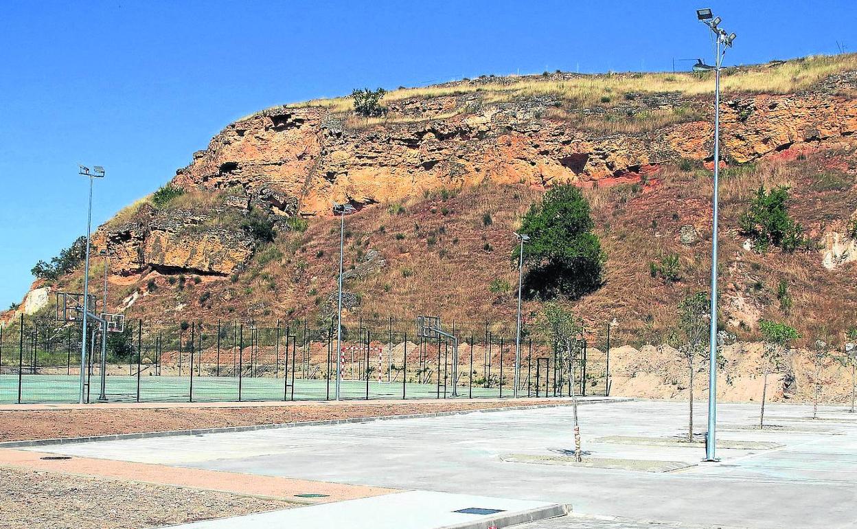 Aspecto que presentan los aparcamientos y la pista polideportiva en el valle de Tejadilla. 