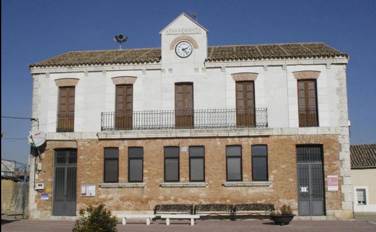 Fachada del Ayuntamiento de Marzales, uno de los municipios que saldó su deuda en 2020. 