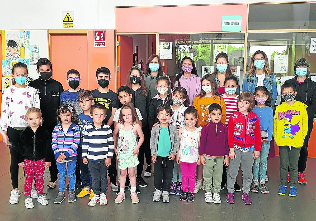 Los alumnos del colegio La Cañada posan con sus profesoras.