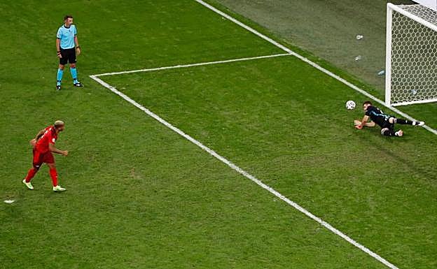 Unai Simón detiene el lanzamiento de Akanji.