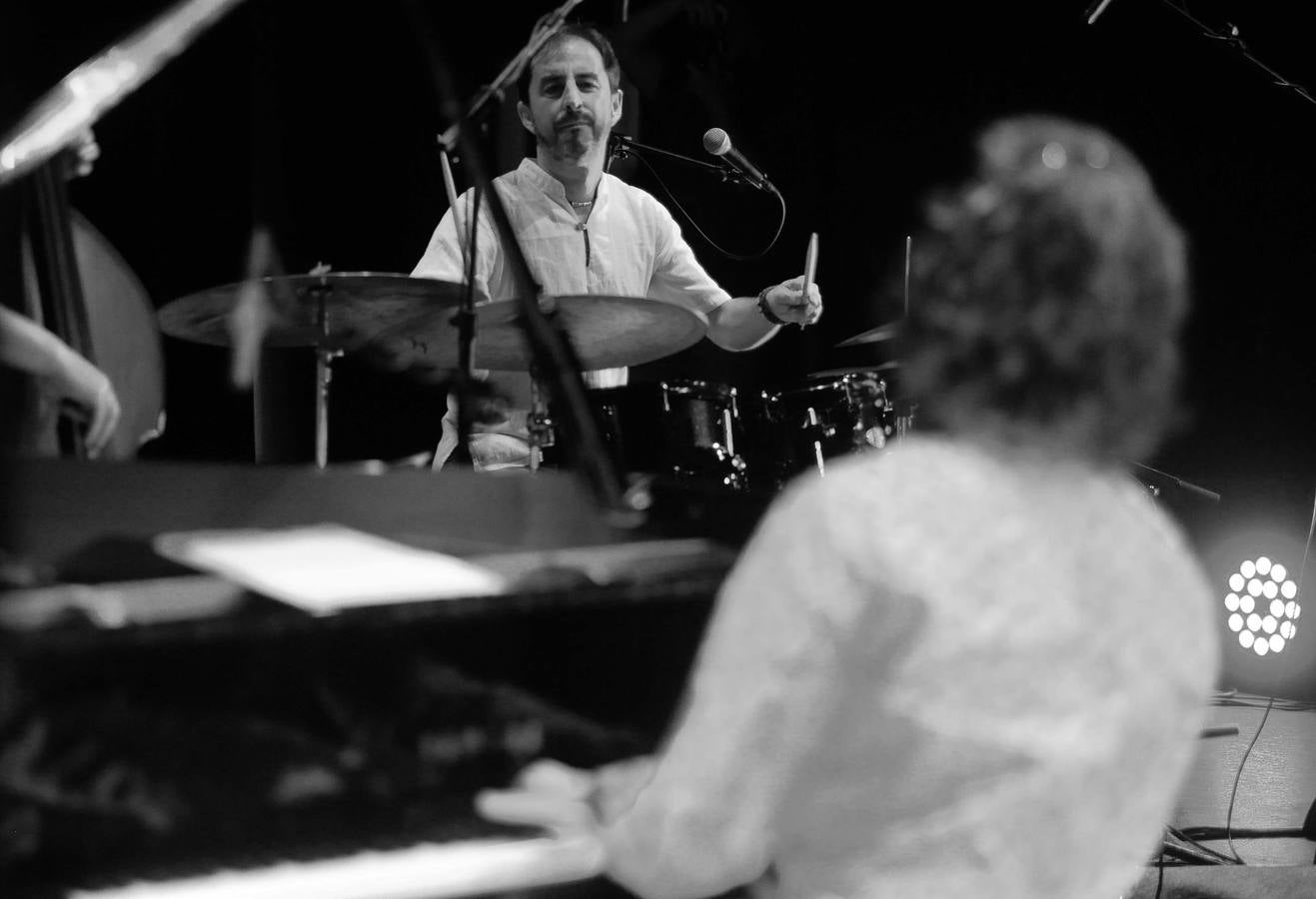 Fotos: l baterista Gonzalo del Val y la trompeta de Benet Palet, en el Festival de Jazz de Medina del Campo