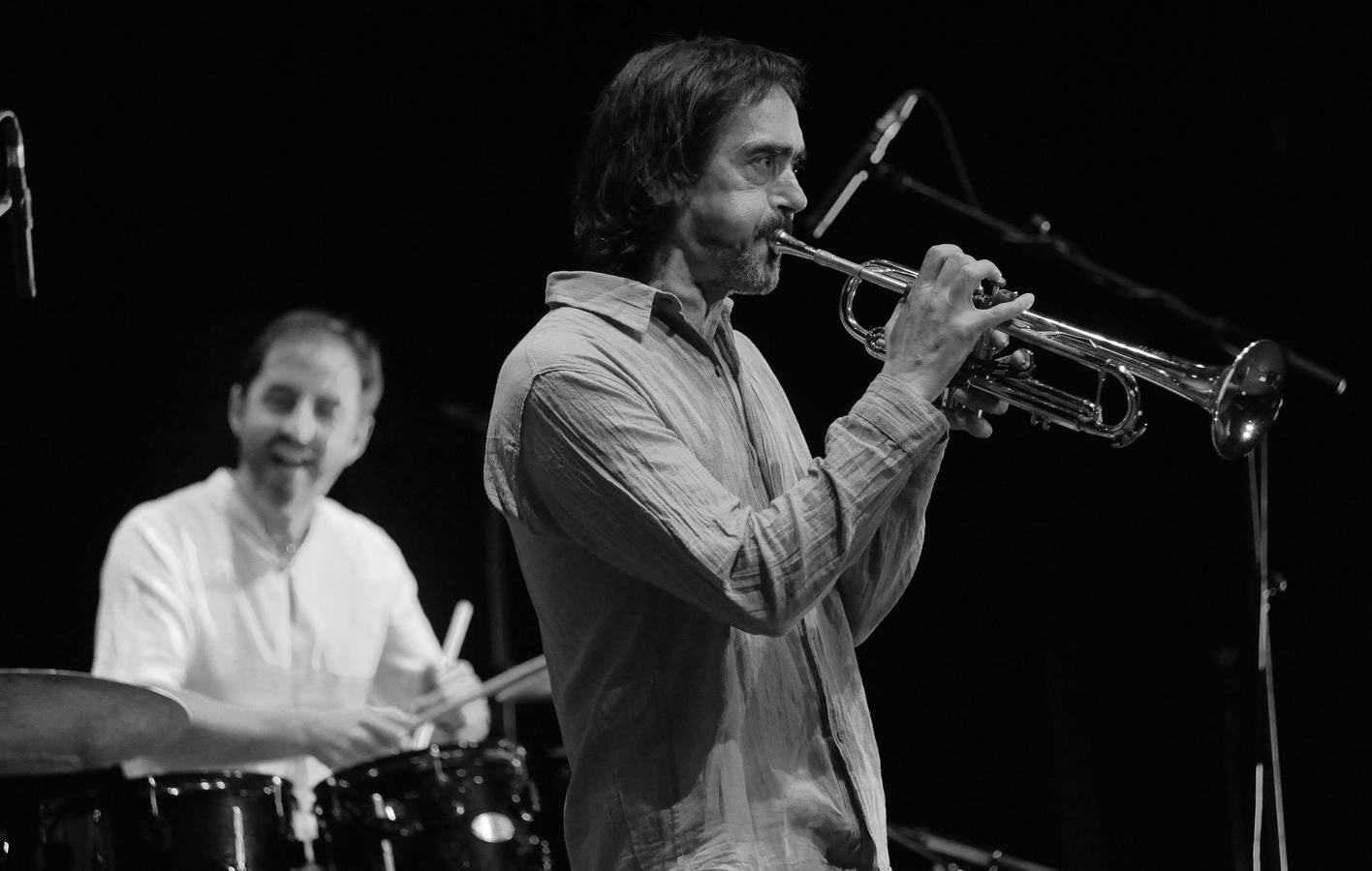 Fotos: l baterista Gonzalo del Val y la trompeta de Benet Palet, en el Festival de Jazz de Medina del Campo