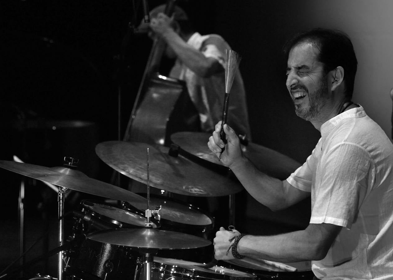 Fotos: l baterista Gonzalo del Val y la trompeta de Benet Palet, en el Festival de Jazz de Medina del Campo