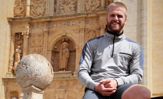 Mikel Kuettel, junto a la portada plateresca de la iglesia de Santiago de Rioseco.