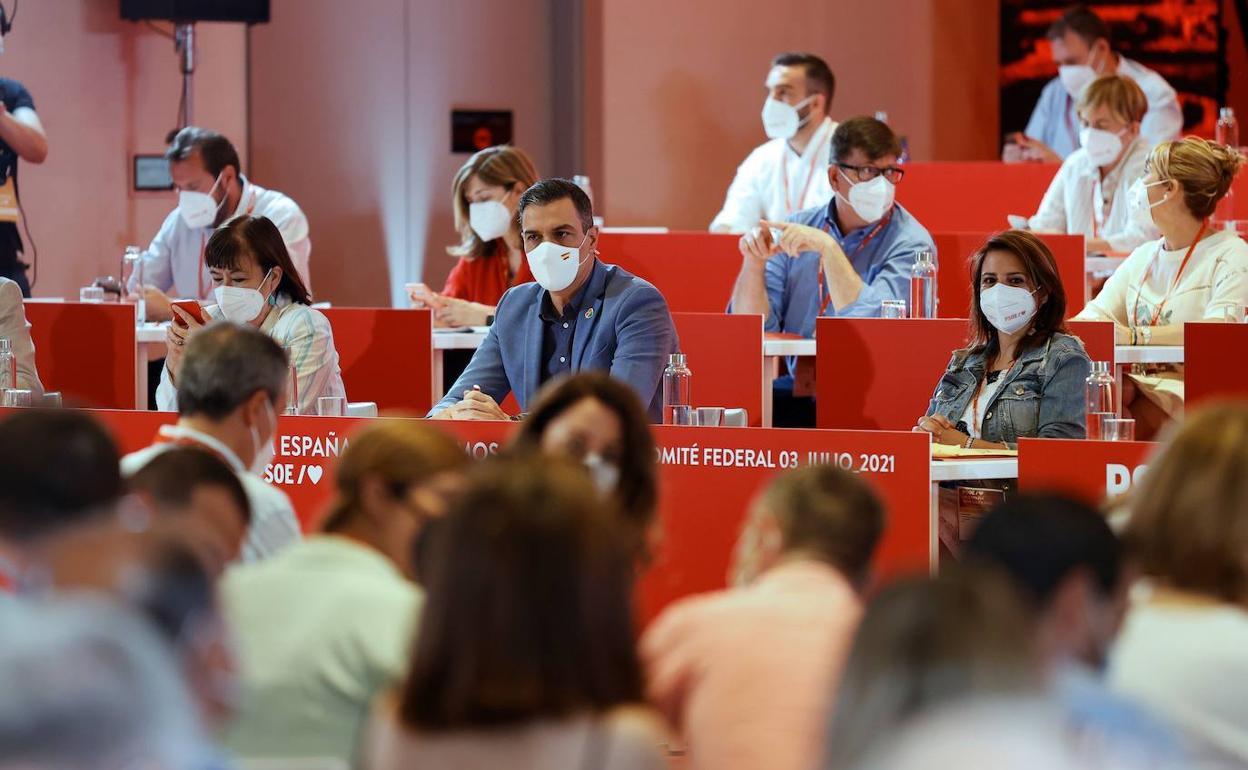 Pedro Sánchez, rodeado de miembros del comité federal del PSOE. 