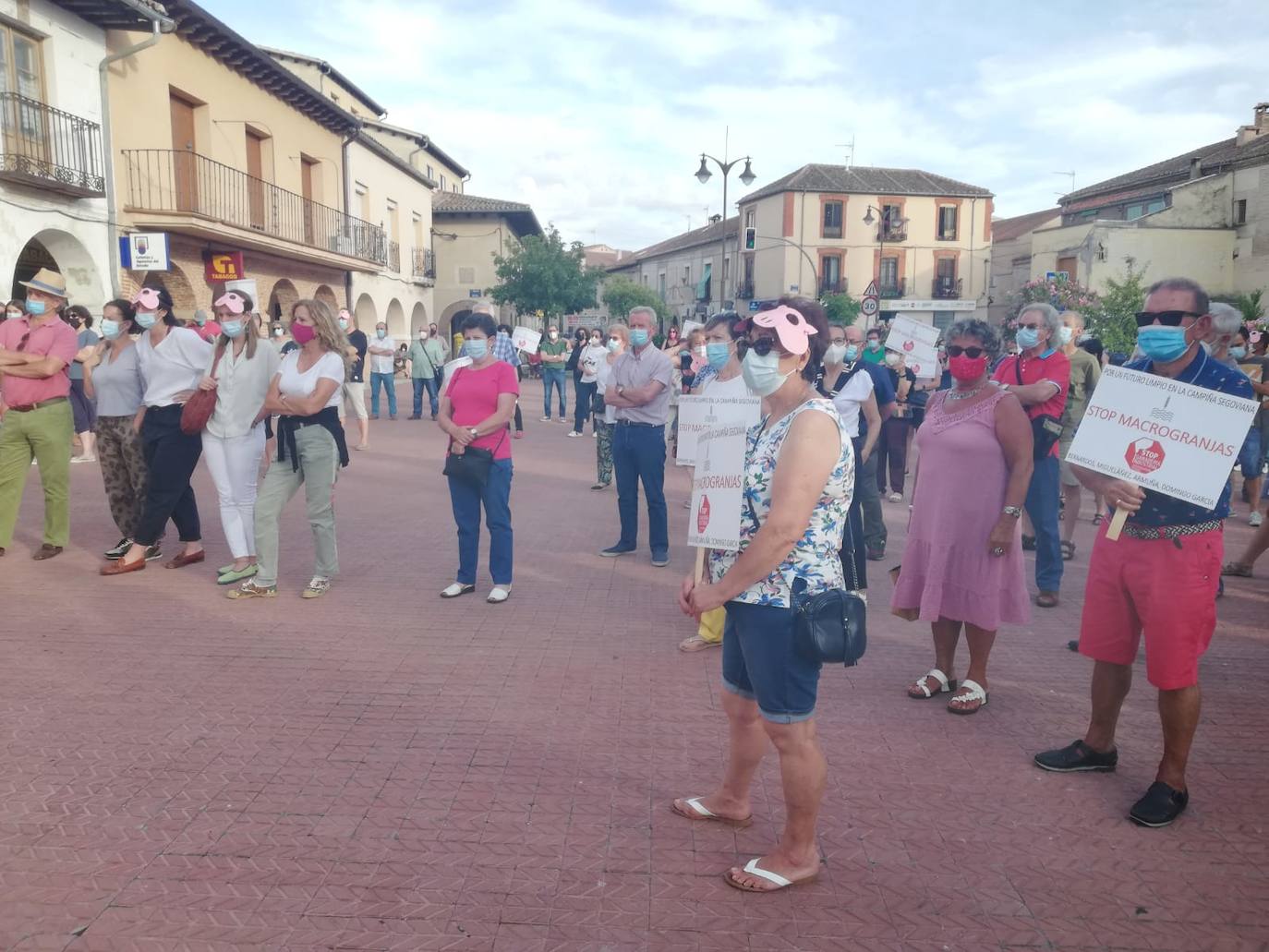 Sesión informativa ayer en Santa María la Real de Nieva, con varios vecinos con carteles de protesta.