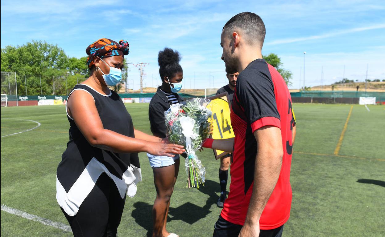 Entrega de un ramo de flores y la camiseta de juego de 'Iván'' a Anita y Gema, madre y hermana de Manasés Elá Nsue 