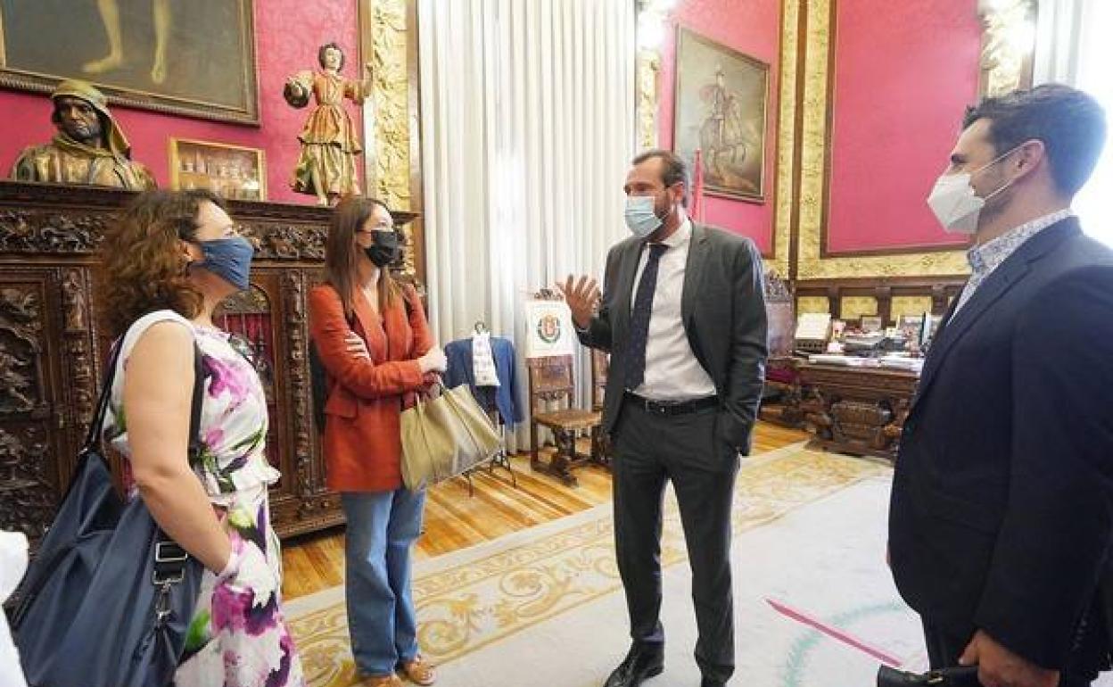 Óscar Puente, con los directivos de Netflix, en el Ayuntamiento. 