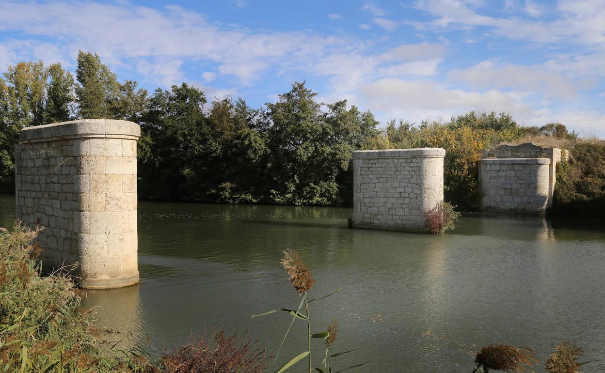 Antiguas pilastras, sobre las que se construirá el nuevo carril bici.